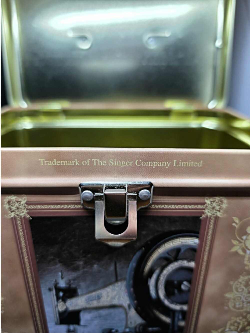 Vintage Singer Sewing Machine Tin Box with Yellow Handle - Picture 7 of 12